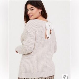 Torrid Chunky Knit Sweater Size 1 Open Back Bow Tie Cable Knit Cream